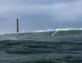 Die beiden Leuchttürme der Île de Vierge machen jedes Bild zum Hingucker - Thomas' Segel verdeutlicht die Größe der Welle