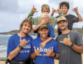 Wer hat so coole Papas? Robby Swift (Mitte) mit seinen Jungs und Freund Marcilio Browne (rechts) mit Sohn während des Aloha Classic 2025 am Strand von Ho‘okipa. Links: Morgan Noireaux.