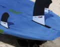With Goya, the box is set further back than would be perfect for the thruster set. This has two positive aspects: The dowel for an optimally placed rear footstrap no longer collides with the fin screw, and the box is also well positioned for an optional single fin. To ensure that the thruster set works as planned, the special fin is not positioned in the centre of the fin head, but is practically "shifted" forwards in the box.