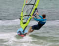 Especially when really powered up or when the loops are mounted far out, a good "spin" often occurs when stepping into the loop with the back foot. However, the risk of a skid is significantly lower on a light upwind course.