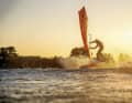Bei Nordostwind werden die Spots zwischen  Großenbrode und Timmendorfer Strand zum 
Wave-Freestyle-Spielplatz.