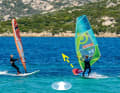 Steuerbord weicht Backbord oder “Rechte Hand am Mast hat Recht!”:  Die Surferin mit dem orangen Segel hat Vorfahrt