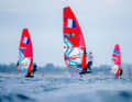 PWA-Weltmeisterin Justine Lemeteyer (links) gelang der erste Sieg im iQFOiL