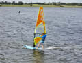 3) Initiate the board turn to leeward by dropping. To do this, tilt your sail forwards in the sail plane past your body, the mast tilts towards the water, the boom end points towards the sky.