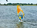 5) If your board continues to turn towards the downwind course - this is the course exactly with the wind to leeward - you will notice how the sail pull decreases noticeably again, the board slows down. The downwind course (5) represents the apex of the jibe, so to speak.