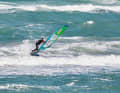 In typical Euro conditions with a cross onshore wind and moderate wave heights, you often only have one turn before the wave collapses. Flo's aim is therefore to channel the cutback directly into the steepest part of the wave, the peak. To achieve this, he positions himself a few metres upwind of the peak
