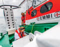 Surfer im Wasser werden immer mit dem kleinen Tochterboot des Seenotkreuzers gerettet. Dieses fährt huckepack auf dem Mutterschiff mit und wird bei Bedarf ausgeklinkt