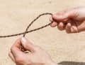 1 Make a loop with the rope so that the end of the rope is at the top.