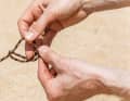 4. ... and pull the rope upwards. Into the resulting eyelet ...