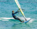 You can exert pressure over the heels by opening the sail slightly and stretching your legs more. This causes the body to move outwards again and the board turns to windward