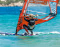 Pressure is exerted on the mast foot via the harness. This allows the front foot to be offset