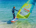 In the basic position, everything is still perfect, the sail is at 90° to the board and the board has therefore aligned itself exactly at right angles to the wind on a half-wind course.