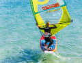 Während des Abfallens steigt der Segelzug spürbar an, dein Brett beschleunigt und dreht auf den schnellsten Kurs beim Windsurfen – dieser Kurs schräg vom Wind weg wird als Raumwindkurs bezeichnet. Wichtig: Weiche dem steigenden Segelzug während des Abfallens nicht aus, indem du das Segel öffnest, sondern halte mit der Segelhand konsequent dicht und nutze dein Körpergewicht, um nicht nach vorne übers Brett gezogen zu werden! Möchtest du auf dem Raumwindkurs weiterfahren, stelle das Segel wieder in die normale Fahrposition mit waagerechtem Gabelbaum.