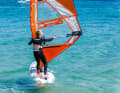 Die Halse beim Windsurfen Schritt für Schritt: Hole wie immer nach dem Start erstmal etwas Schwung und bereite die Halse vor, indem du die Segelhand am Gabelbaum etwas nach hinten in Richtung Gabelbaumende verschiebst.