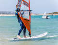 So funktioniert Kreuzen und Höhe laufen beim Windsurfen: Konzentriere dich auf einen sauberen Start auf Halbwindkurs und hole erstmal etwas Schwung.