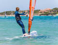 Let the board turn slightly into the wind and then straighten the boom again - you are now "running upwind", i.e. you are surfing on a closehauled course diagonally to the wind.