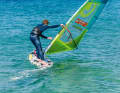 On small boards and in waves, however, this phase is wobbly to impossible, as you hold the sail with only one hand for a longer period of time and there is no tension in the sail.