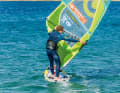 In order to turn further from the downwind course into the new direction of travel, the mast was - absolutely correctly - tilted far towards the outside of the bend towards the water, the mast arm is stretched accordingly