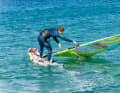 ...auf der Leeseite ins Wasser. Der Grund dafür ist, dass das Segel während des Schiftens zu sehr aus der Senkrechten kommt.