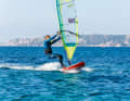 Wait for a small gust, choose a wide grip on the boom and unhook yourself from the harness. A light space wind course offers the best conditions for successfully crossing the glide threshold straight away