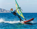 Make sure to transfer the power to the board via the front leg - the foot is therefore slightly turned in the direction of travel on deck and pushes the board forwards with each pumping stroke