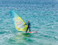 Place your front foot directly in front of the mast, the rear foot remains on the longitudinal axis of the board. Continue to luff.