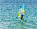 You reach the apex of the tack when your board is pointing exactly to windward. You can recognise this when the bow is exactly against the small wind waves. As soon as this is the case, the upwind movement changes to a downwind movement.
