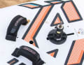 The compact dimensions of the board benefit the turning characteristics, the distances between the mast track and loops are adapted (smaller).