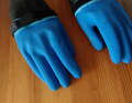 Klettbänder verhindern, dass die Handschuhe beim Surfen von der Hand rutschen. Fertig – der Winter kann kommen!