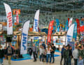 Neue Umgebung, noch mehr Action: In Halle 17 findet ihr ein vergrößertes Wasserbecken mit WIndrotoren – und natürlich auch den surf Magazin-Stand.