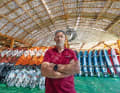 Peter Müller unter seiner Spezialkonstruktion für das Hallendach der Surfstation.