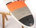 The entire rear area is covered with a thick EVA deck, the loop dowels offer all possibilities for intermediates to very sporty freeriding.