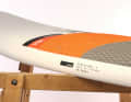 The balanced volume distribution is good for intermediates who ride turns more often. The nose is curved upwards, the board is rather narrow in this class with a width of 76 centimetres.