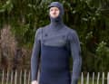 With 6 mm neoprene and bonnet, the ION Seek Amp is clearly a classic wetsuit for the cold season.