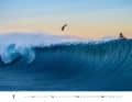 Der Kalender zeigt krachende Surf-Action...