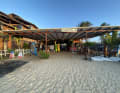 Surfstation und Unterkunft liegen direkt am Sandstrand.