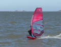 Windsurfen vor den nordfriesischen Halligen: Nordstrand bietet gute Bedingungen für Freerider und Aufsteiger.