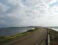 Ein schmaler Damm trennt die Ostsee von der Lagune.