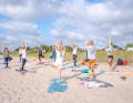 Yoga-Session am Strand zum Wachwerden