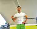 ...and pull the elasticated band from the abdomen outwards as far as possible. Make sure that your elbow stays close to your body. Your upper arm is the axis of rotation of the movement.
