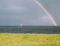 Flachwasser ohne Ende! Am Ende des Regenbogens liegt die Nordsee – das Grevelingenmeer schlängelt sich zwischen Südholland und Zeeland, von der Küste ins Land hinein. Wir stellen euch in diesem Guide ein paar Spots vor, an denen es spiegelglatt ist.