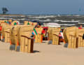 Baden und Windsurfen gleichzeitig, das ist bei Ostwindlagen möglich.