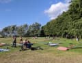 Auf der Wiese direkt am Spot lässt es sich entspannt aufriggen und pausieren.