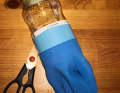 Pull the glove over a preserving jar/jar/wine bottle. It should fit as snugly as possible, i.e. not wrinkle but also not be stretched too much.