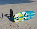 Liegt das Brett alleine am Strand, z.B. wenn du mal das Segel tauschen musst, lege dein Board am besten mit dem Heck in den Wind und drehe das Foil auf die Seite