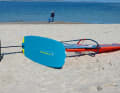 Im Idealfall lagerst du das Material in zusammengebautem Zustand am Strand. Wie immer gilt dabei: Rigg mit dem Wind nach Lee ausrichten und das Board auf der Luvseite ablegen