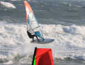 Naish Assault Custom Thruster im surf-Test