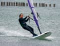Pull phase: Pull the rig powerfully towards you and push your hips towards the boom, your board accelerates in this phase. Make sure to transfer the power to the board via the front leg - the foot is therefore slightly turned in the direction of travel on deck and pushes the board forwards with each pumping stroke