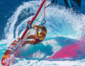 Heiliger Gral im Wellensurfen: Cutback. „Willst du kraftvoll die Kurve kratzen und Spray fliegen lassen, brauchst du das  richtige Timing. Und vollen Körper-Einsatz“, sagt Shawna.