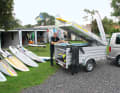 The Koch surf trailer can be planned very individually and many detailed solutions show that the trailer was developed by a surfer. At Koch, you can either install the interior yourself or have it completely customised. The basic model starts at around 3000 euros, with the top versions costing up to 6000 euros.